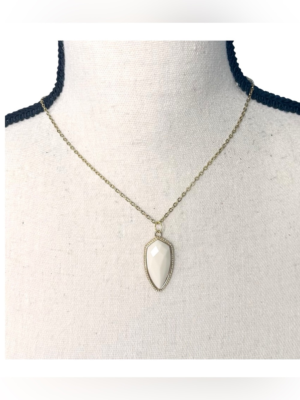 💛Faceted Creamy White Faux Stone Pendant Necklace